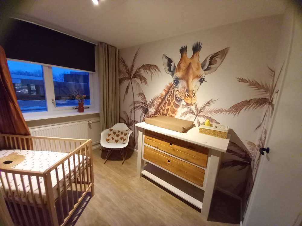 Sjiraffbaby i jungelen i taupe