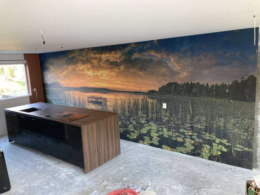 Soloppgang ved innsjøen