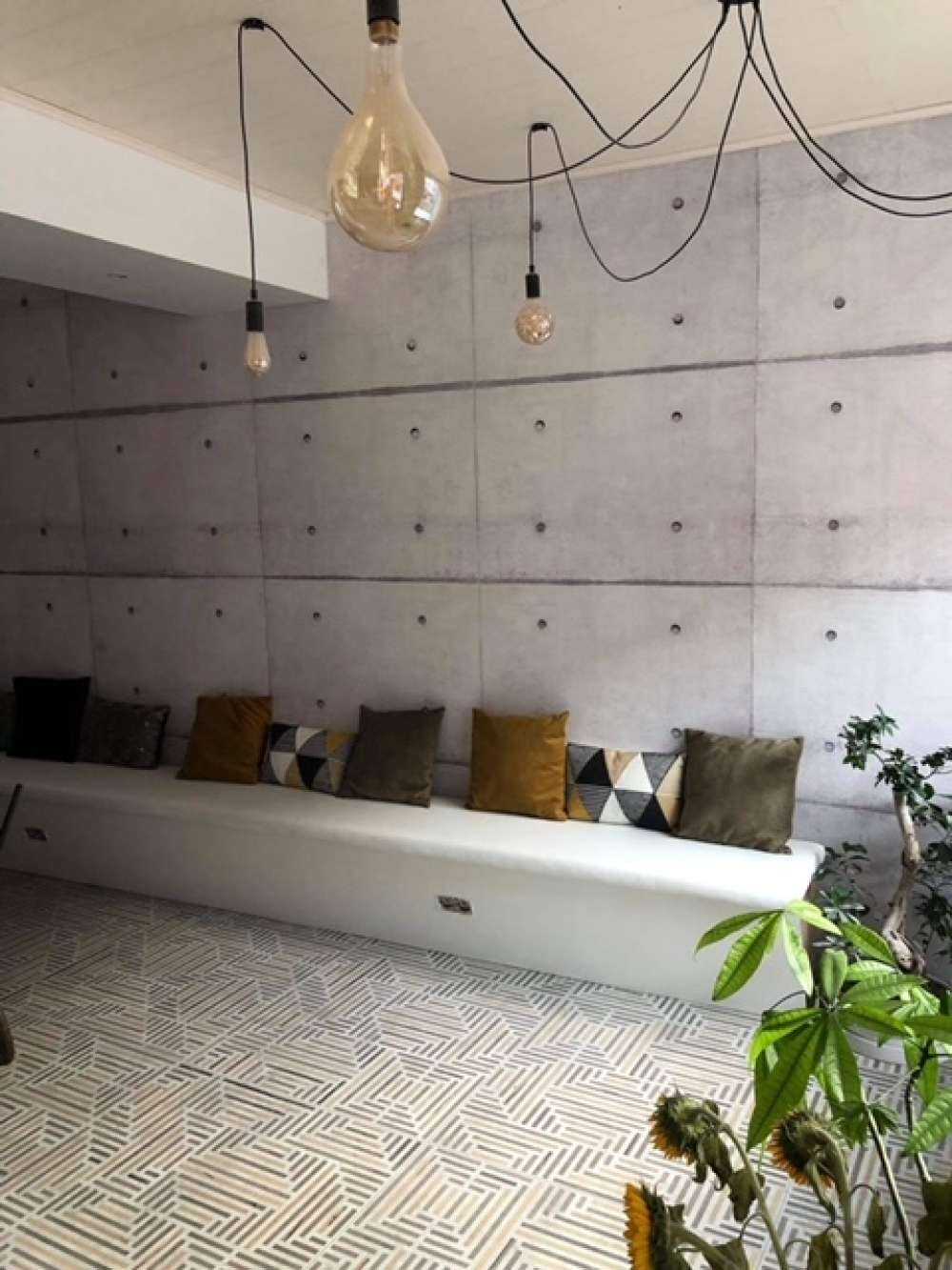 Grijze betonnen platen