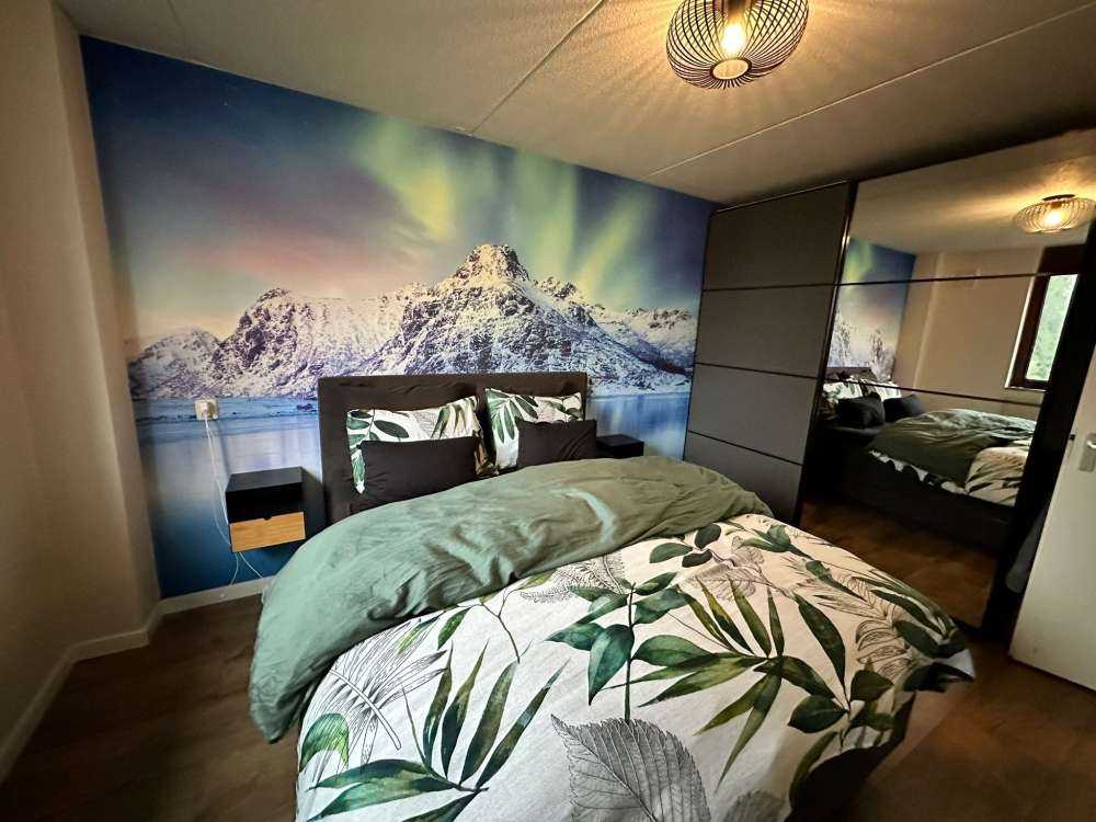 Nordljus över ett djupfryst hav och berg