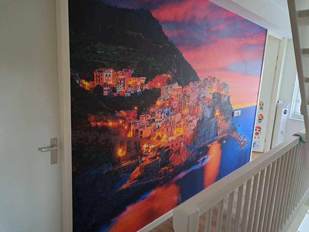 Italiensk stad vid solnedgången