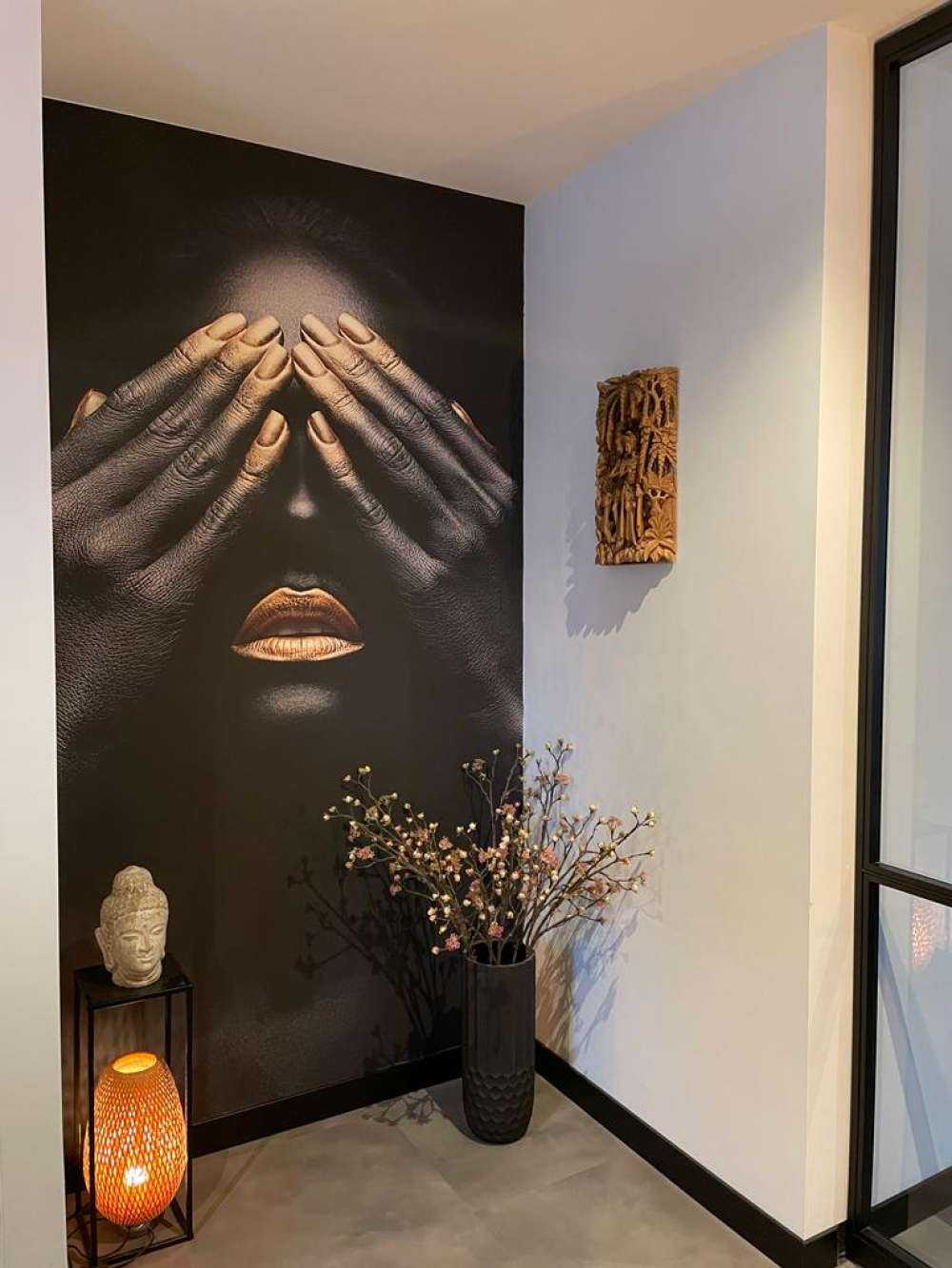 Kvinne med hendene foran øynene