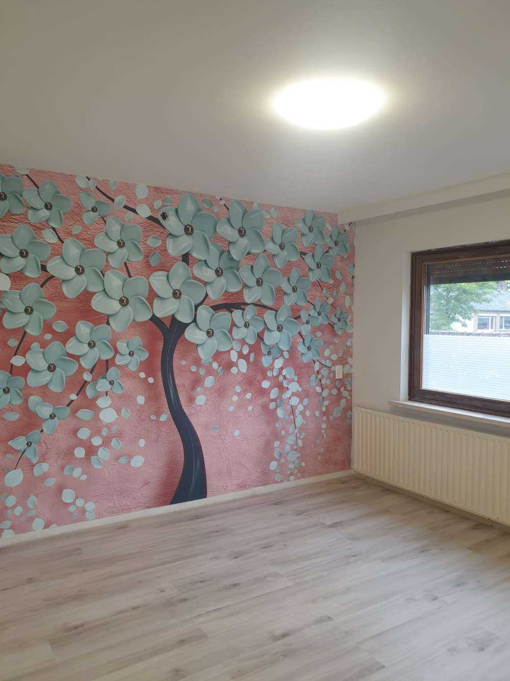 Sort fantasitræ med mynteblomster