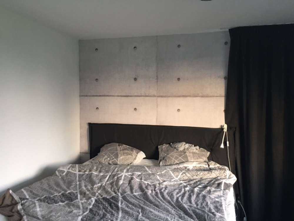 Grijze betonnen platen