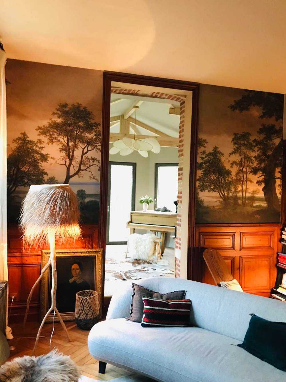 Flodlandskab set gennem træer