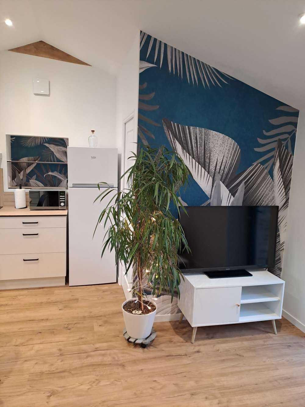 Tropiska blad på en blå bakgrund