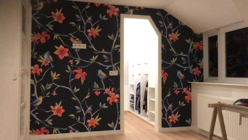 Tropiske blomster og fugle