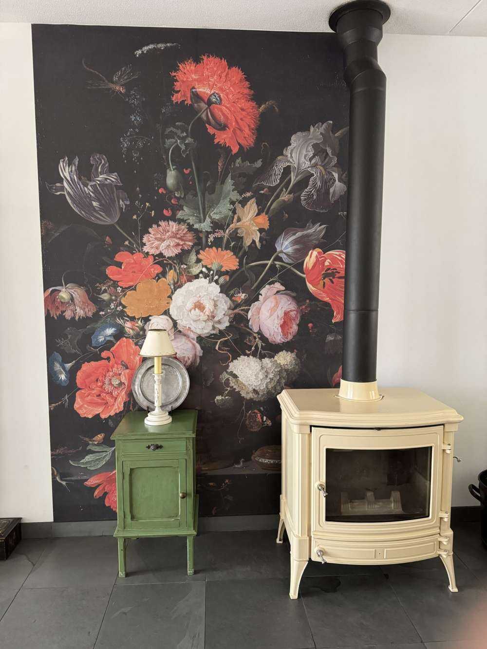 Stilleben med blomster og en klokke