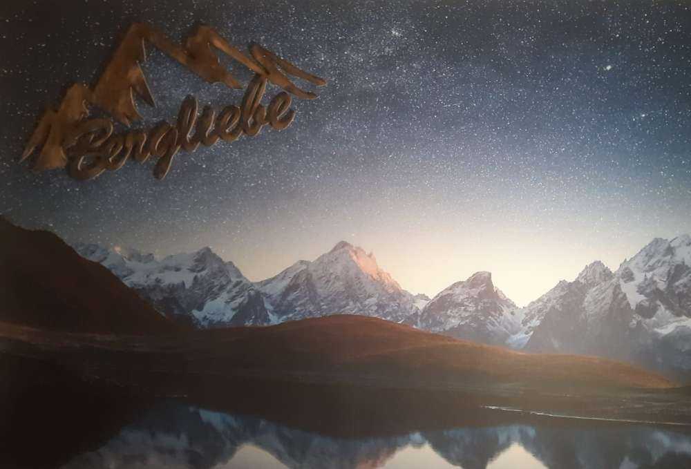 Berg med snö på natten