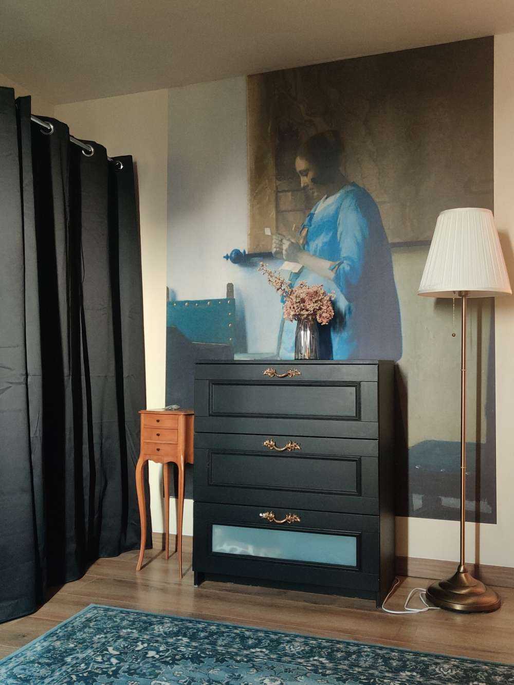 Kvinde, der læser et brev