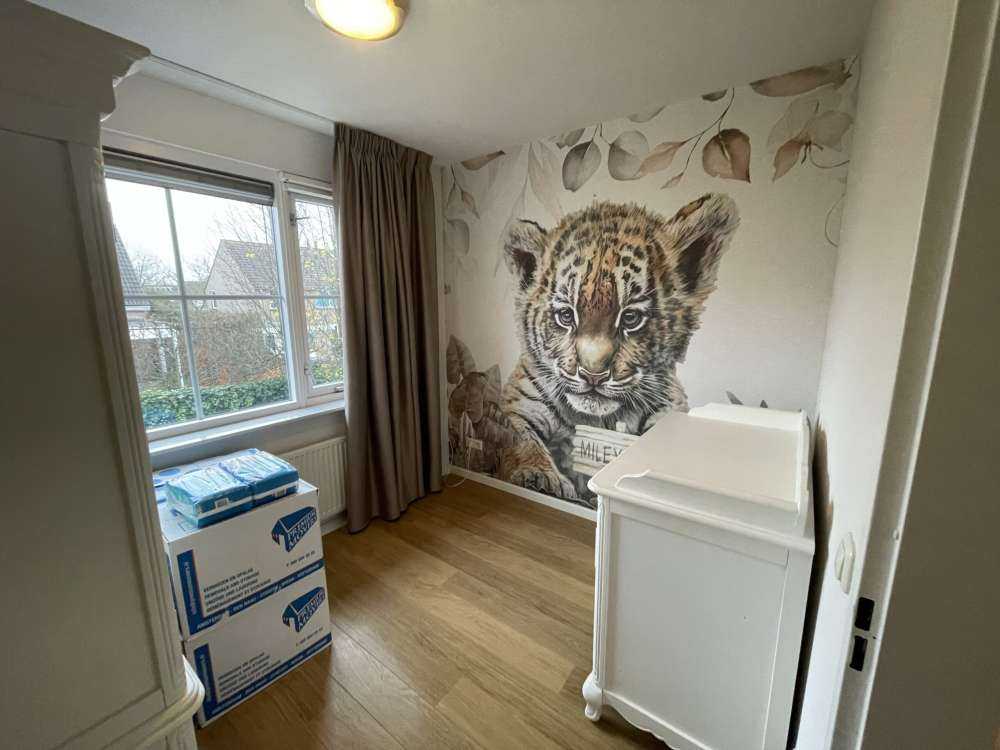 Sød tiger med planter taupe