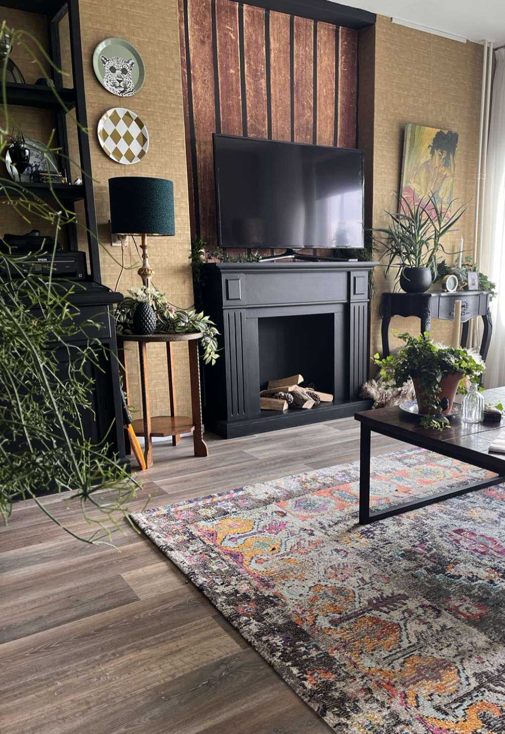 Mørke vertikale treplanker