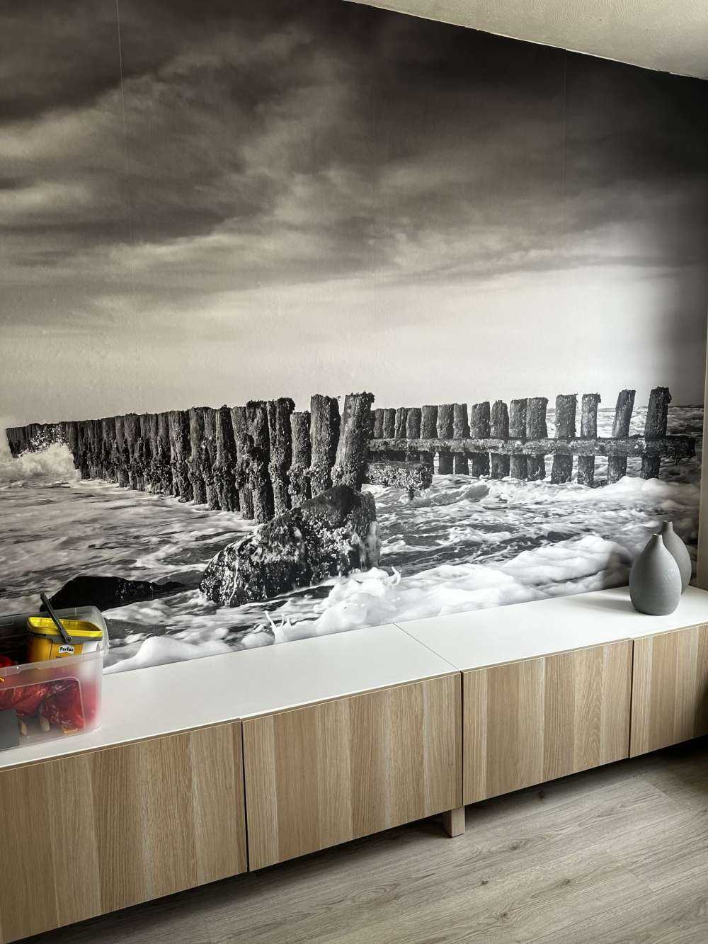 Skummende hav i svart og hvitt