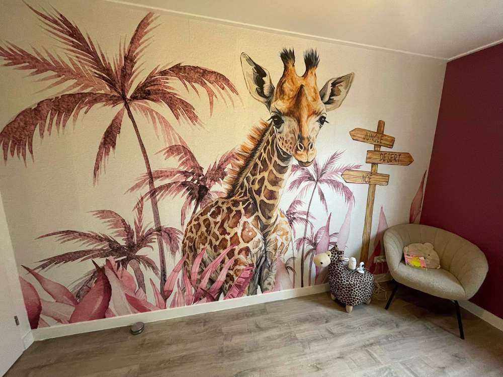Baby-giraf i den lyserøde jungle