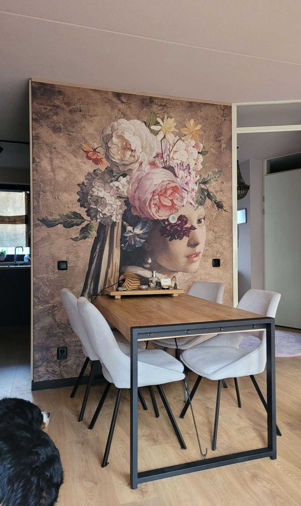 Pige med perleørering - blomsterdesign