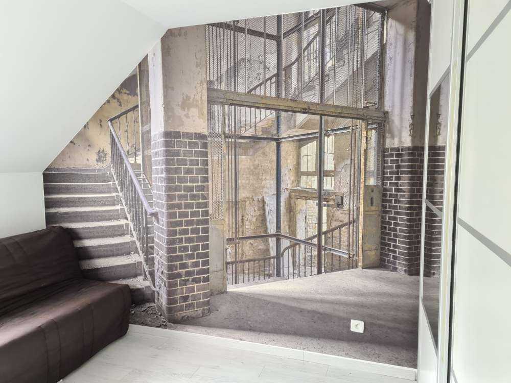 Gammalt hisschakt med trappor