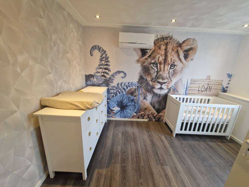 Ung løve i jungelen blå