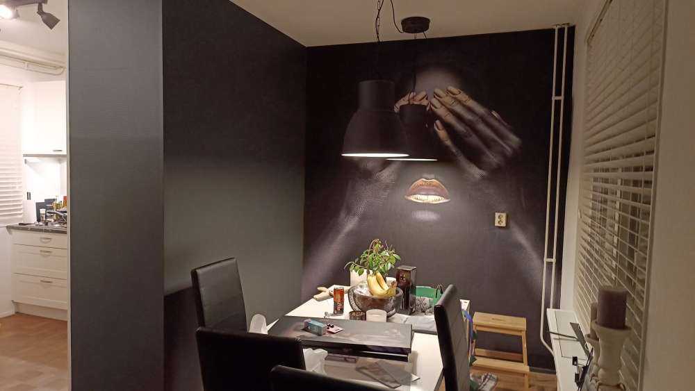 Kvinne med hendene foran øynene