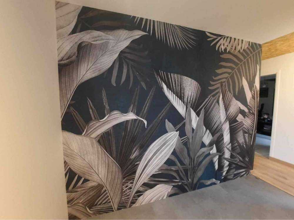 Tropiska blad på en blå bakgrund