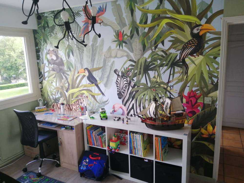 Farverig jungle med dyr