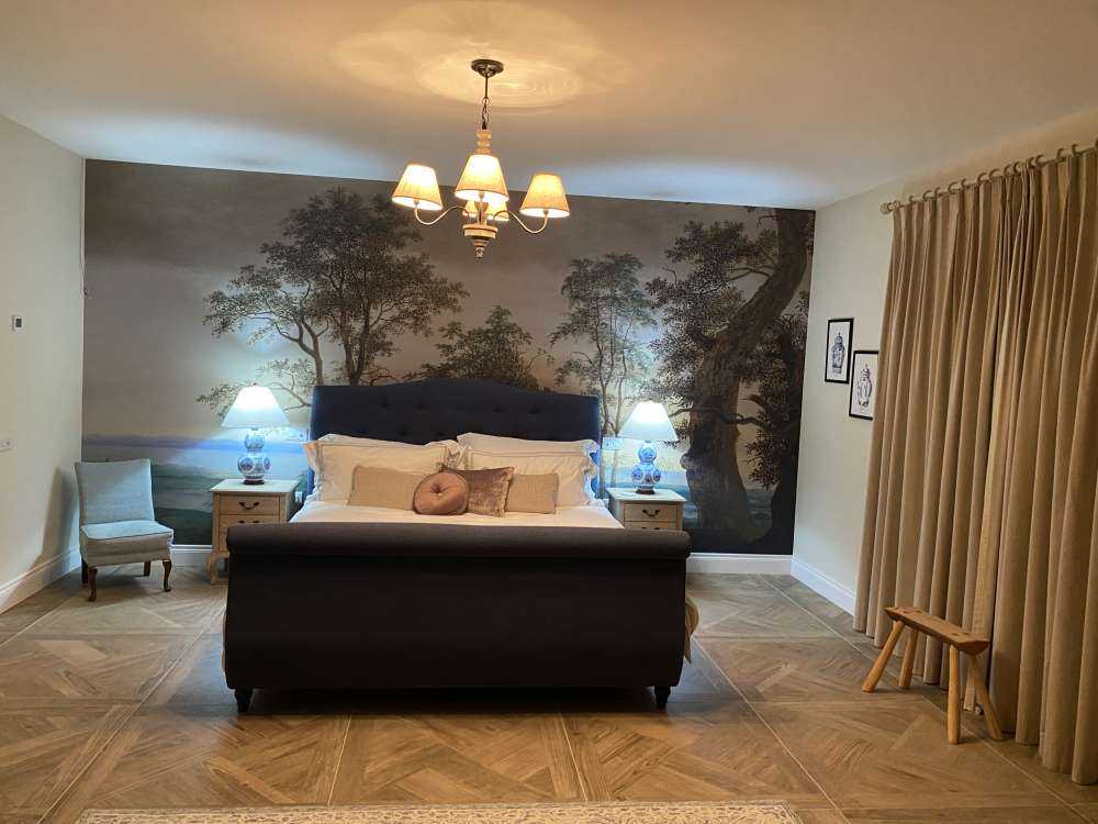 Flodlandskab set gennem træer