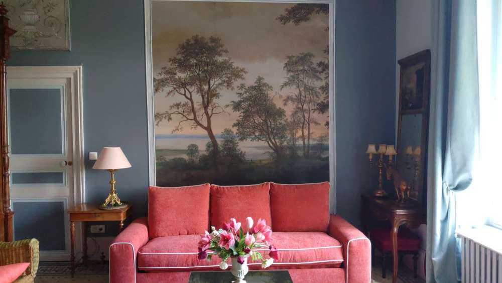 Flodlandskab set gennem træer