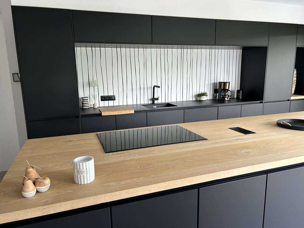 Abstrakte linjer i sort og hvid