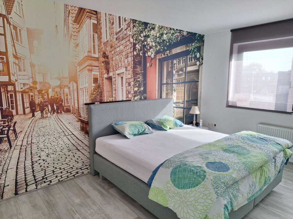 Solnedgang i en gammel gade