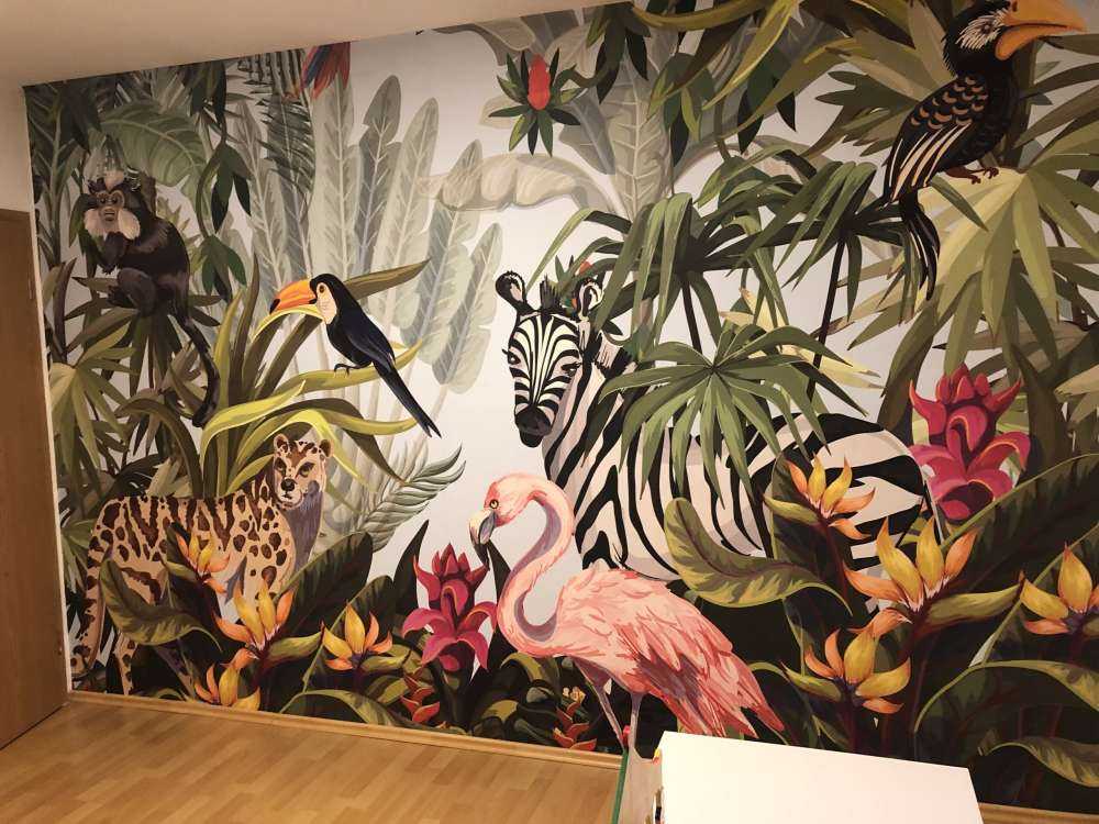 Farverig jungle med dyr