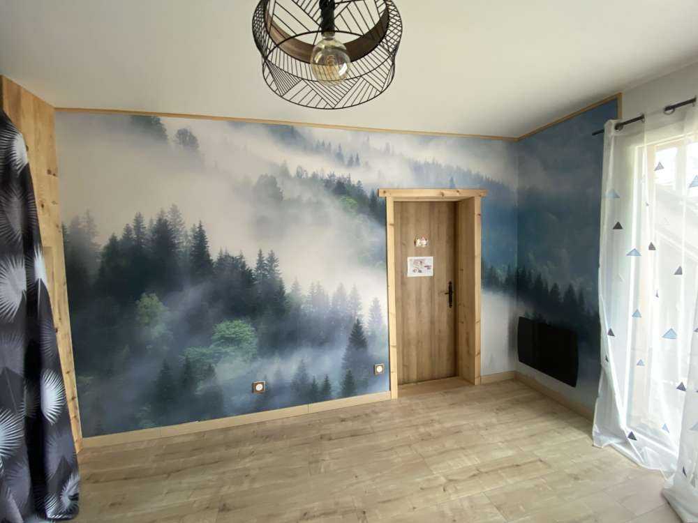 Dimmig skog i bergen