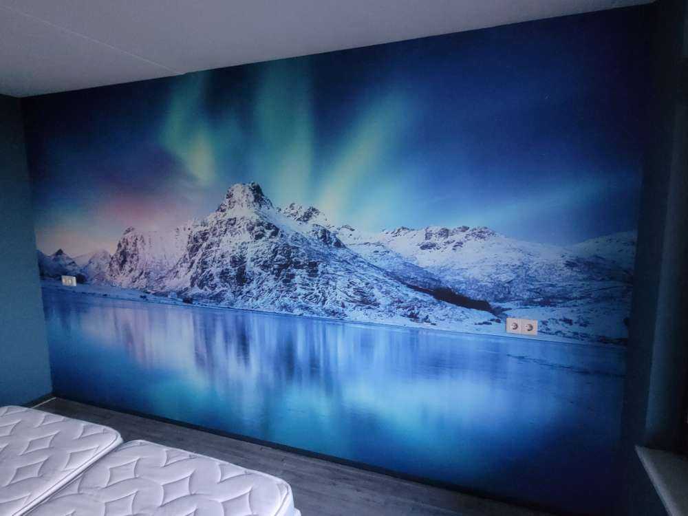 Nordljus över ett djupfryst hav och berg