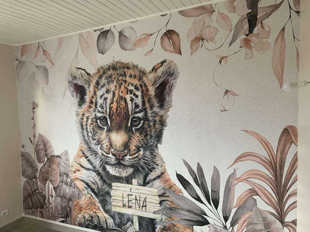 Søt tiger med planter taupe