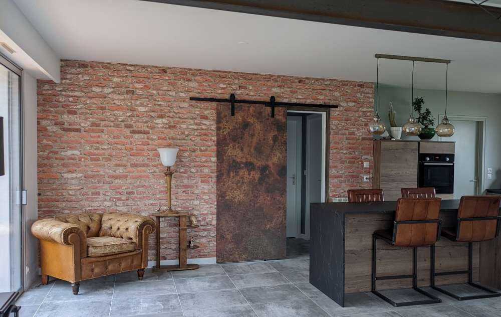 Vägg med tegelstenar i olika färger