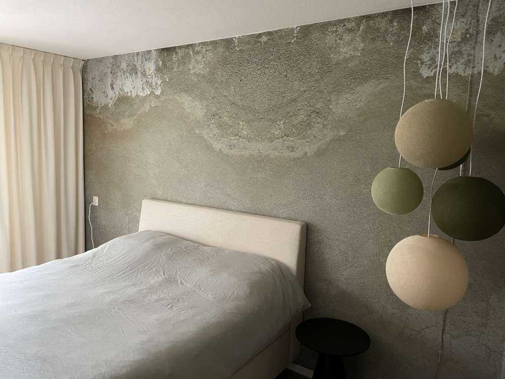 Vägg med restaurerad stuckatur