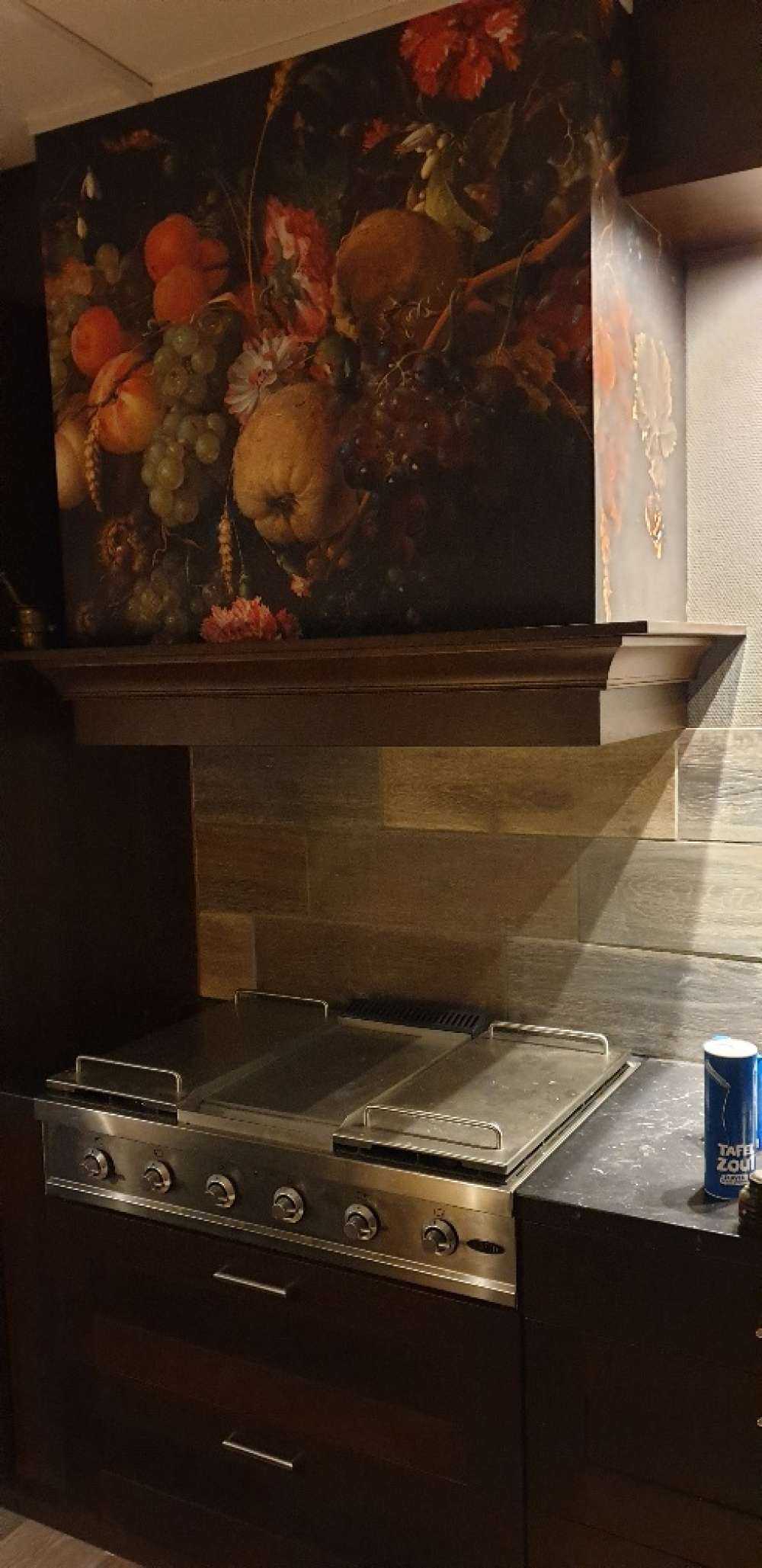 Krans af frugter med et par blomster