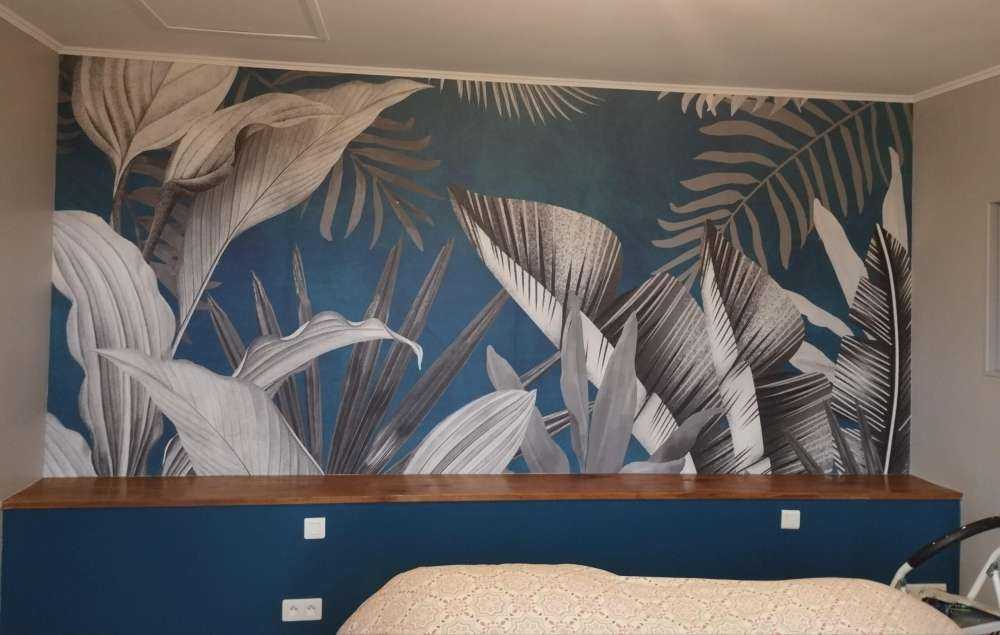 Tropiska blad på en blå bakgrund