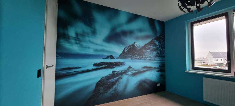 Blå nordlys med bjerge