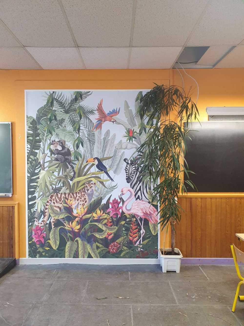 Farverig jungle med dyr