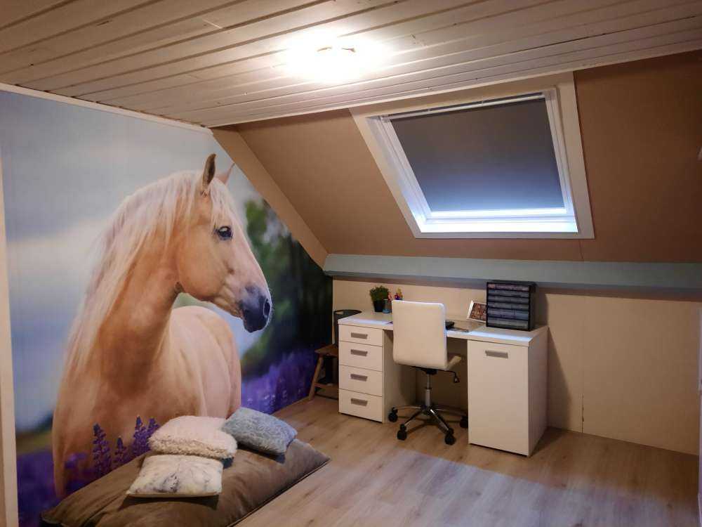 Hest blant sommerfuglblomstene