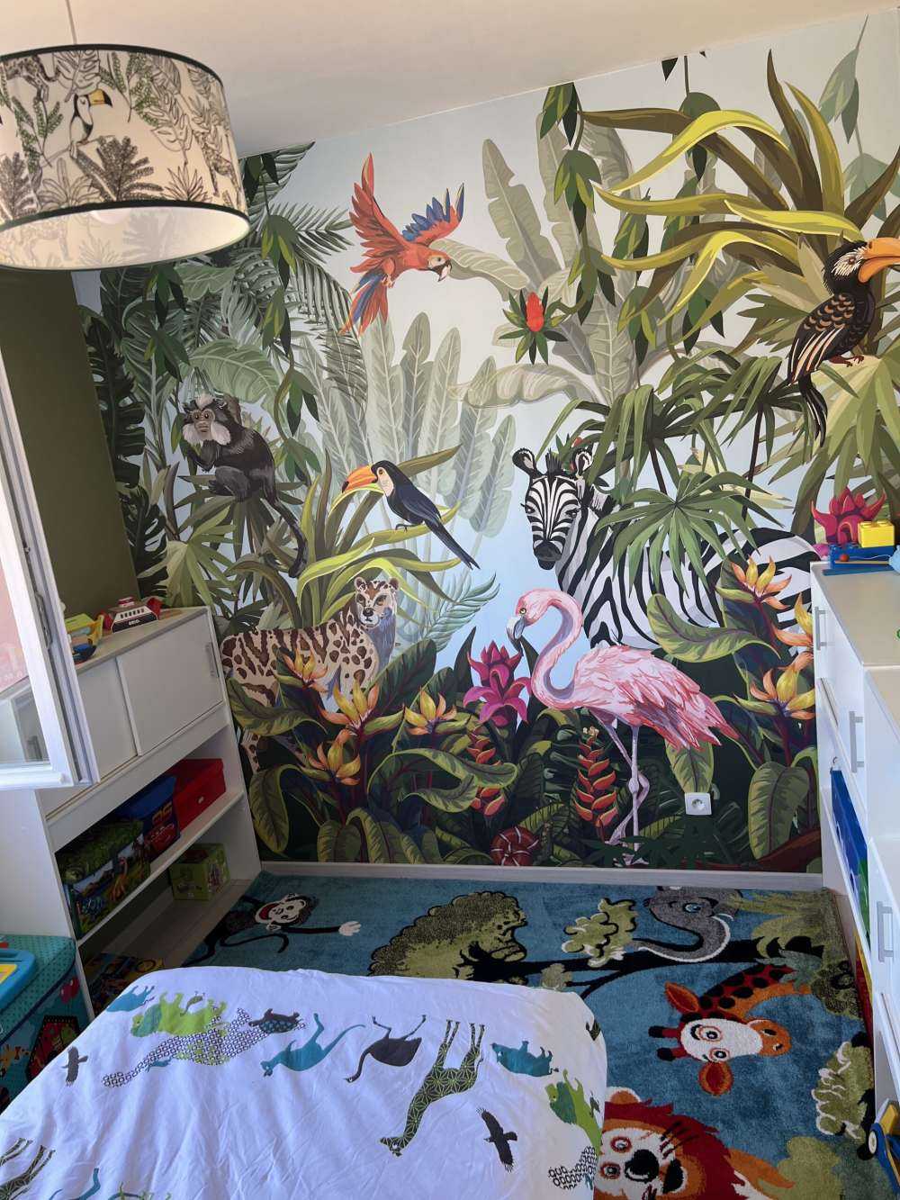 Farverig jungle med dyr