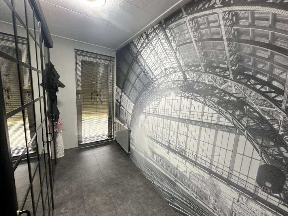 Soloppgang på en stasjon i svart-hvitt