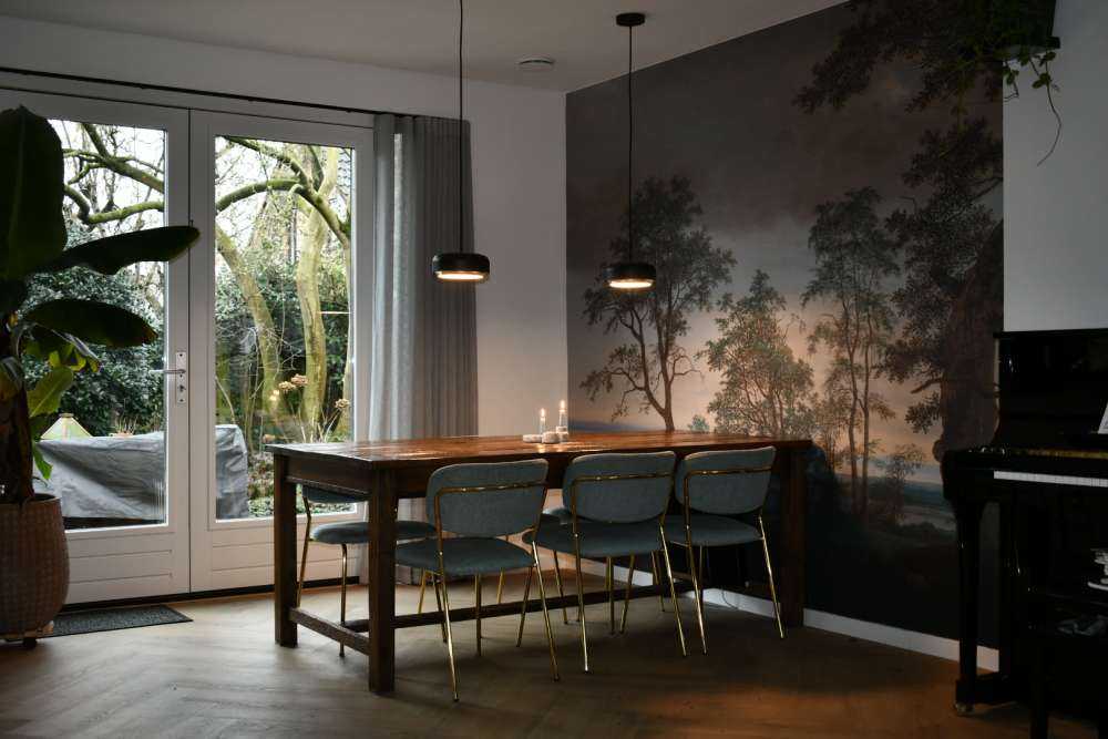 Flodlandskab set gennem træer