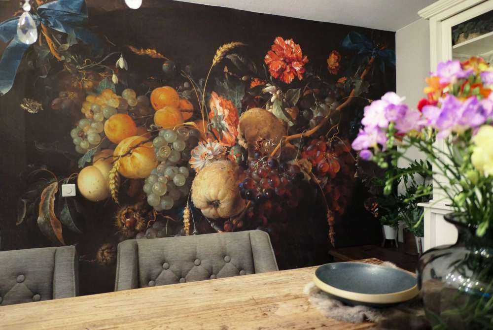 Krans af frugter med et par blomster