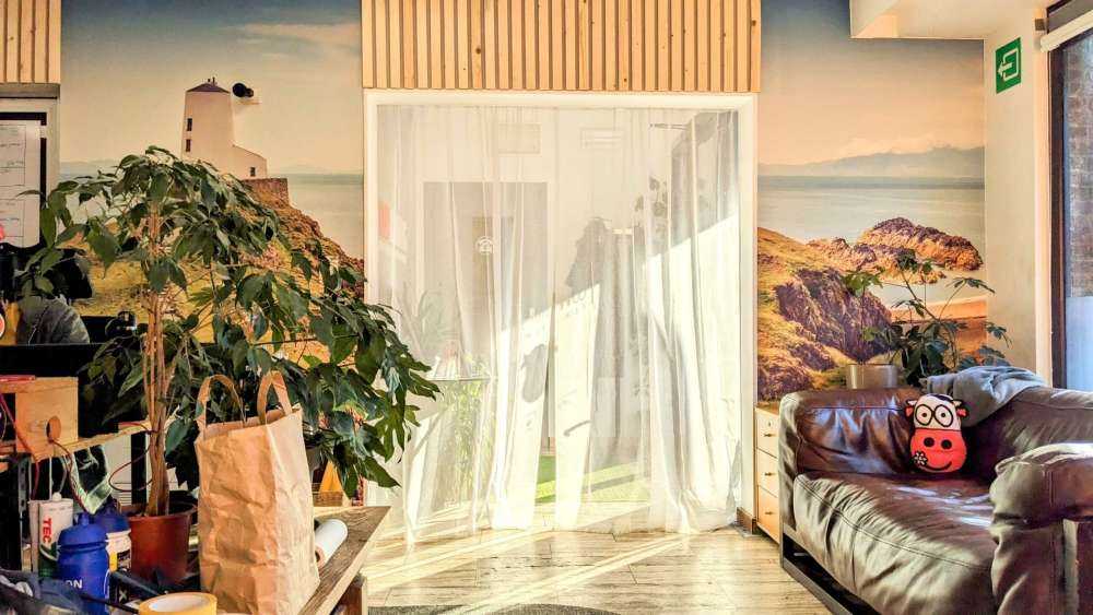 Fyr på et steinete feriested