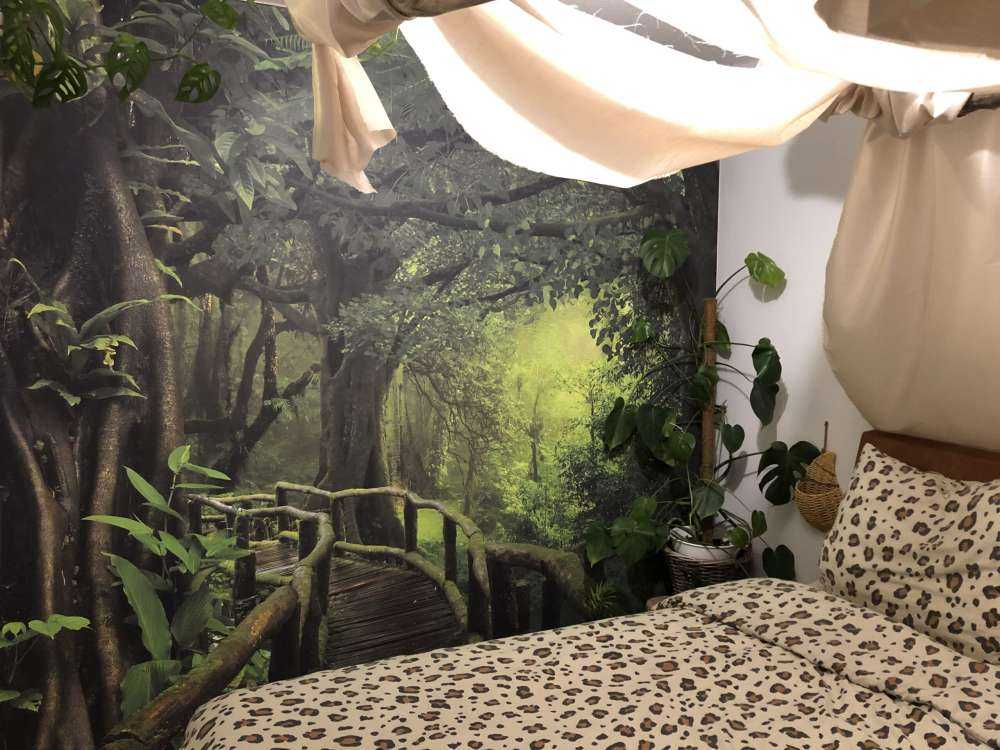 Träbro till och med en grön djungel