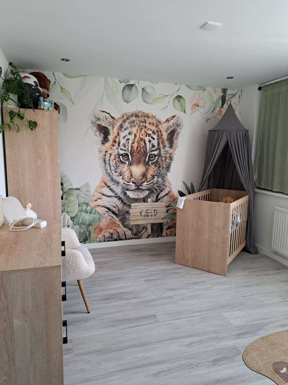 Söt tiger med växter