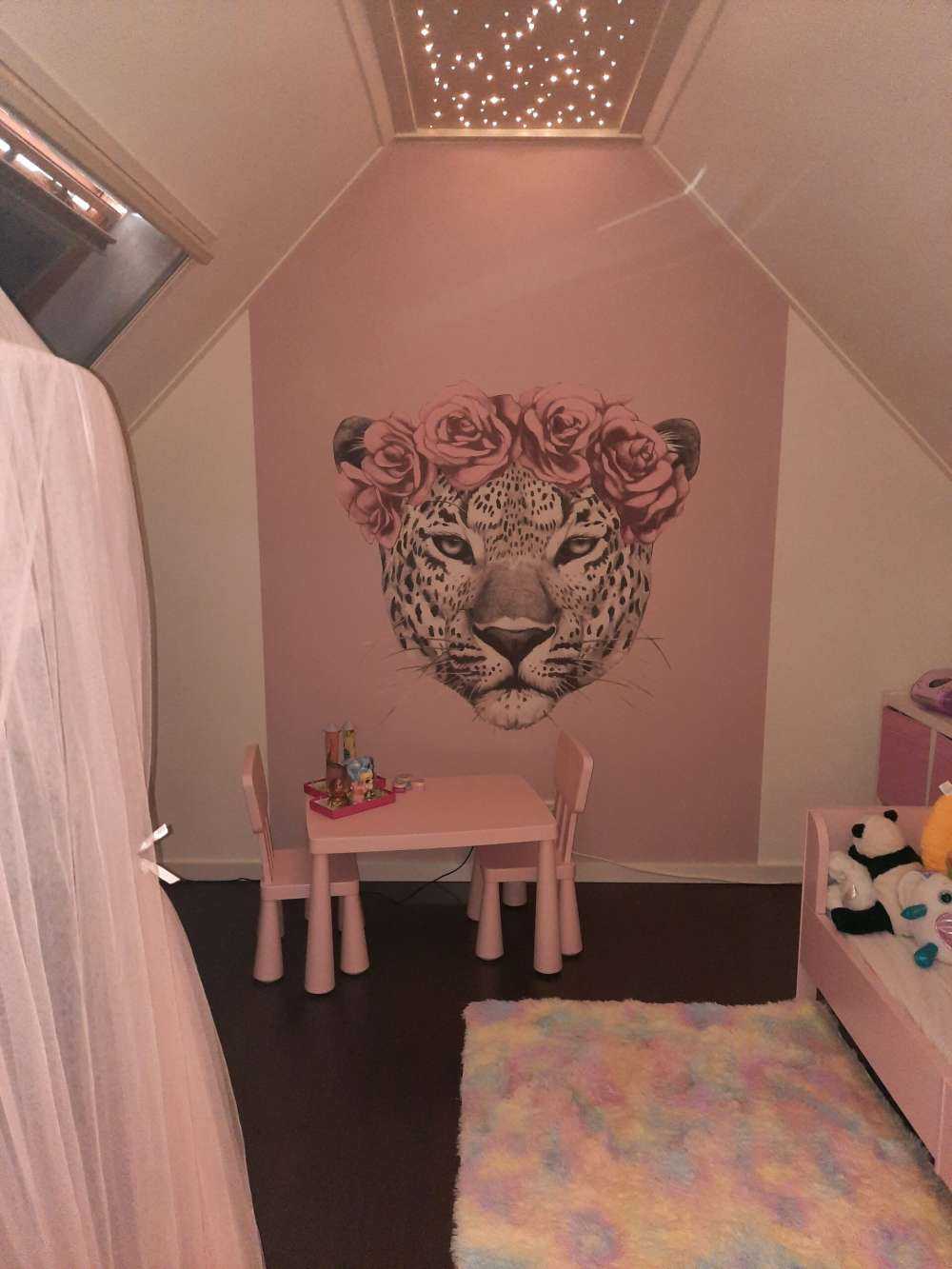 leopard med rosa blommor