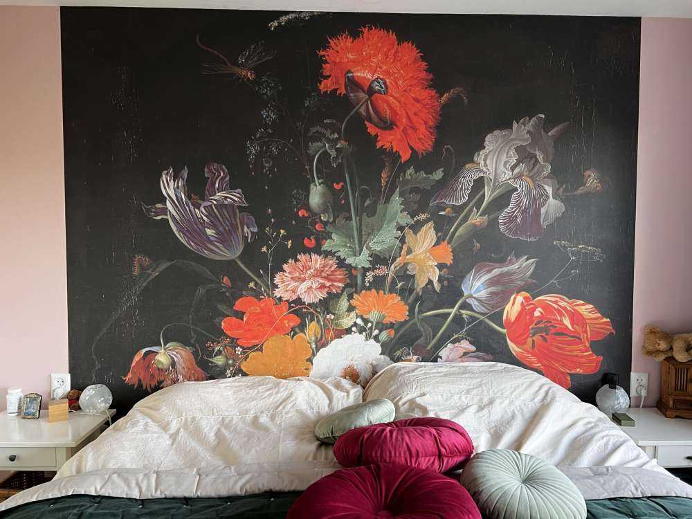 Stilleben med blomster og en klokke