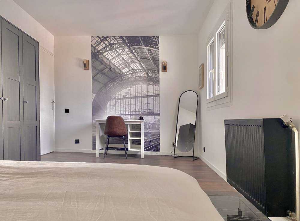 Soloppgang på en stasjon i svart-hvitt