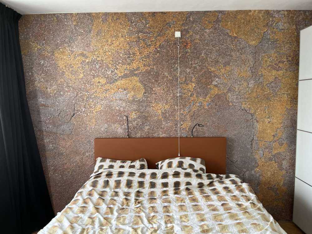 Gammel mur med gul stdk